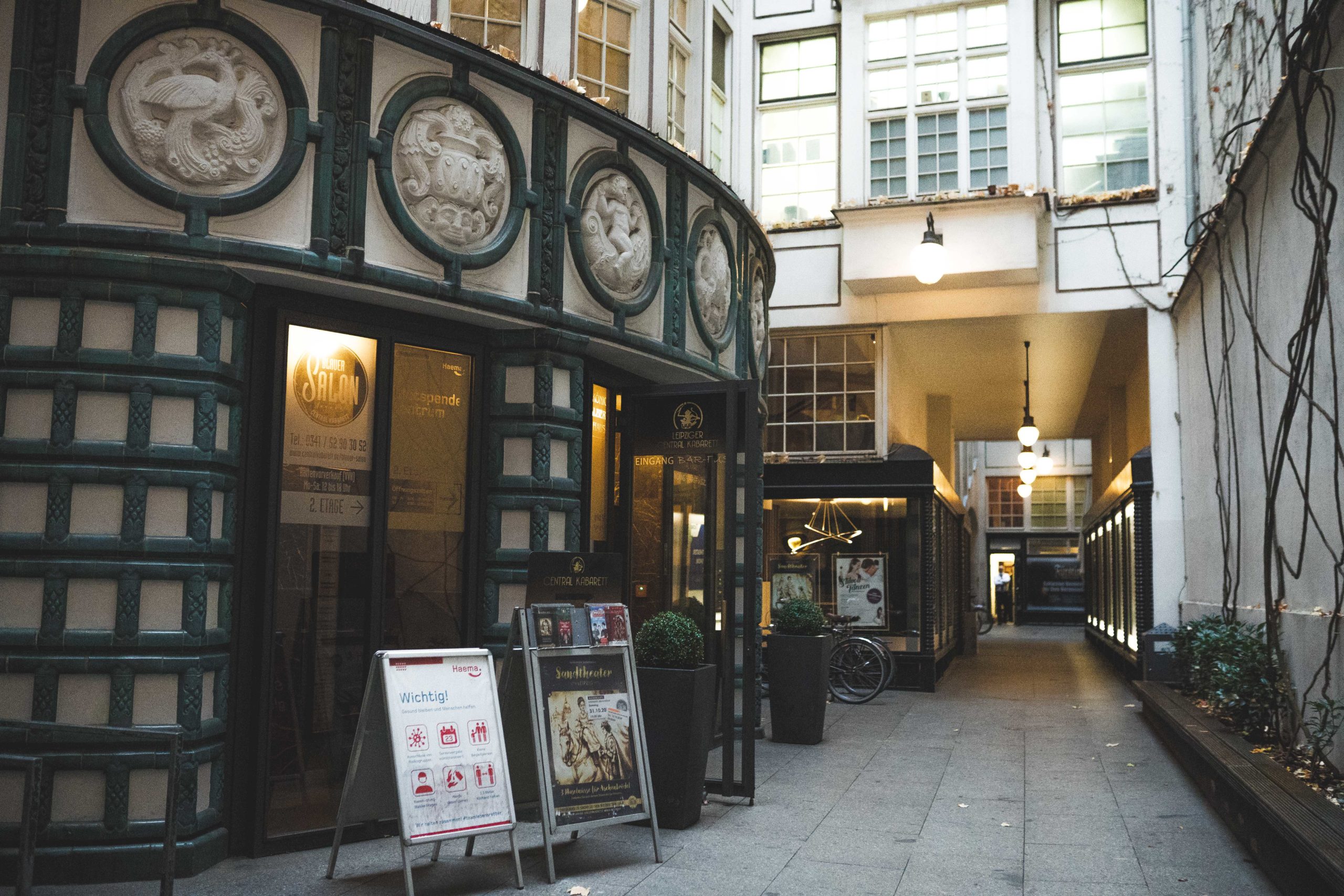 “Veni, Vidi, Veggie”: Central Kabarett