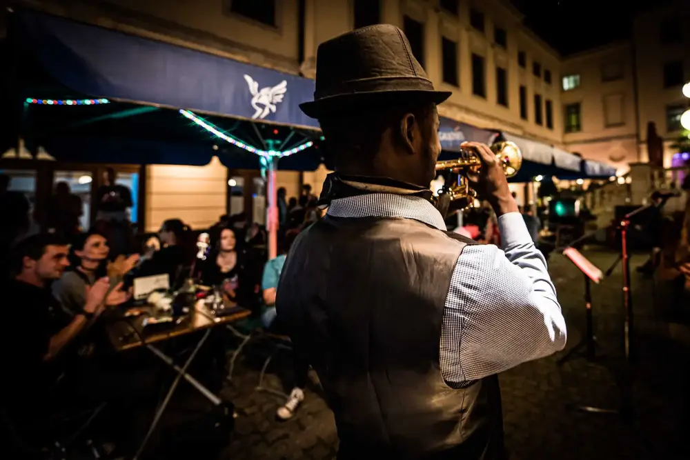 Clari G.: JOLYS-Live Music Bar