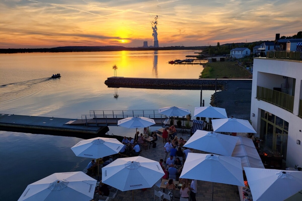 Bell Book & Candle: Hafentheater Hain