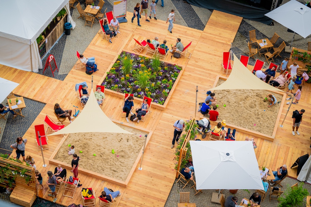 Burgplatz Sommer: Burgplatz am Petersbogen